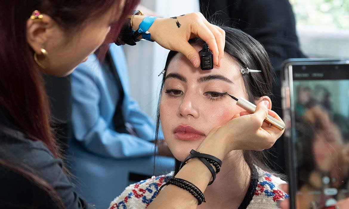 Matte Signature es un tipo de eyeliner líquido que te permite conseguir unos cat eyes perfectos gracias a su punta fina.